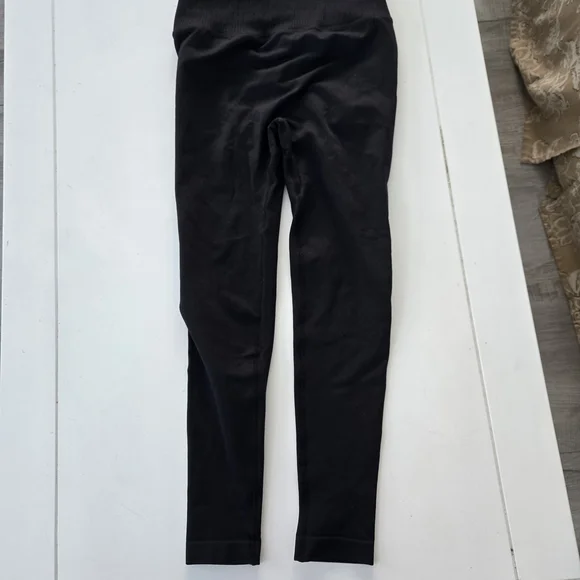 Women's Black leggings and cropped shirt size small - Picture 2 of 11